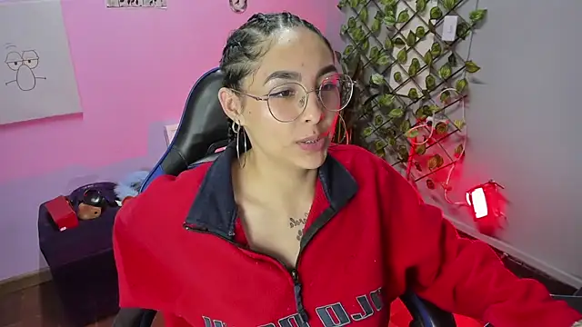 ChloeeTompson  online show from December 3, 9:07 am