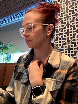 Snapshot of MelodyRoseUk chatting on November 18, 9:58 am MelodyRoseUk online show from November 18, 9:58 am