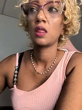 Snapshot of Amaliu_ chatting on April 14, 2:56 pm Amaliu online show from April 14, 2:56 pm
