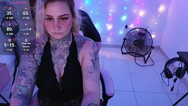 Lisacasandra online show from December 18, 11:19 pm