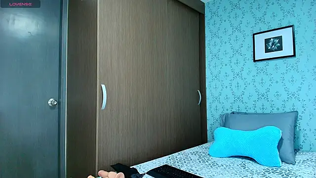 KazzuRoux001 online show from December 21, 11:55 am