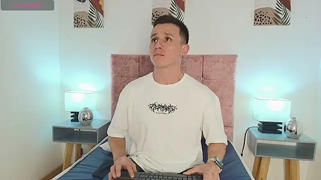 Snapshot of Andrewfalcon chatting on January 19, 7:15 pm Andrewfalcon online show from January 19, 7:15 pm