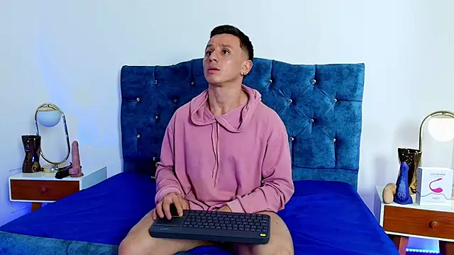 Snapshot of Andrewfalcon chatting on February 4, 3:36 pm Andrewfalcon online show from February 4, 3:36 pm