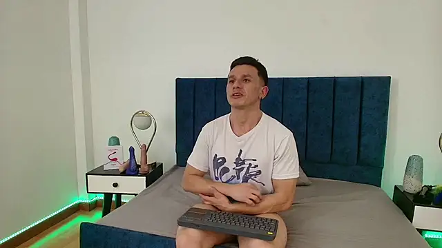 Snapshot of Andrewfalcon chatting on March 12, 10:17 pm Andrewfalcon online show from March 12, 10:17 pm