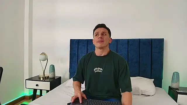 Snapshot of Andrewfalcon chatting on March 17, 7:15 pm Andrewfalcon online show from March 17, 7:15 pm