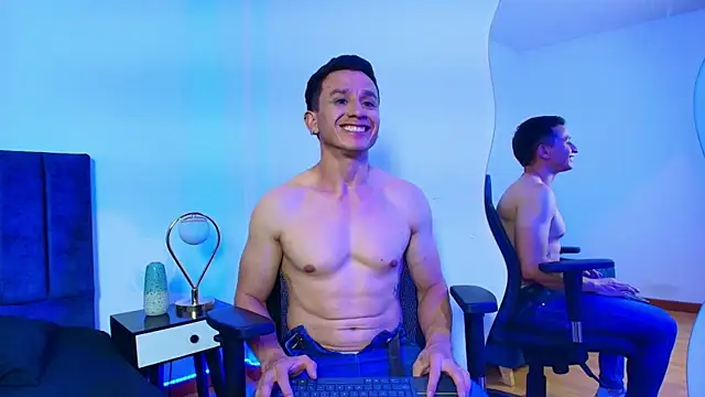 Snapshot of Andrewfalcon chatting on September 13, 7:35 pm Andrewfalcon online show from September 13, 7:35 pm