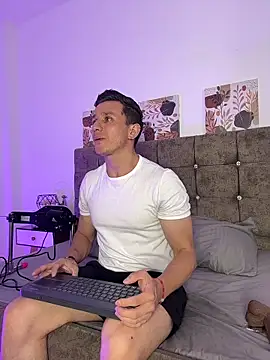 Snapshot of Andrewfalcon chatting on November 3, 6:42 pm Andrewfalcon online show from November 3, 6:42 pm