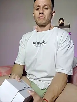 Snapshot of Andrewfalcon chatting on December 17, 9:10 pm Andrewfalcon online show from December 17, 9:10 pm