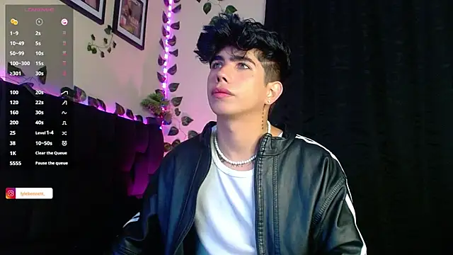 LyleBennett  online show from January 23, 10:22 am