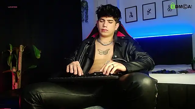 LyleBennett  online show from May 23, 7:51 pm