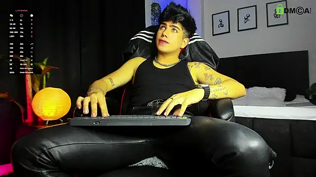 LyleBennett  online show from June 2, 2:13 am