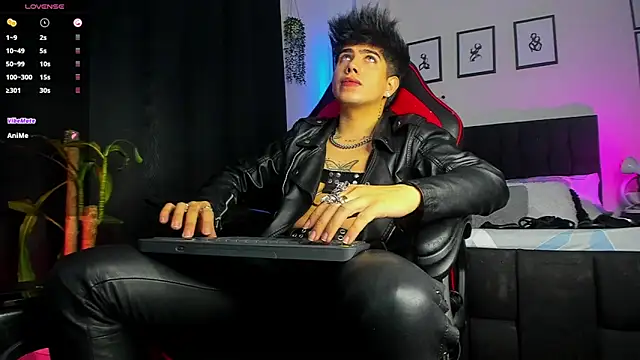 LyleBennett  online show from July 28, 2:57 pm