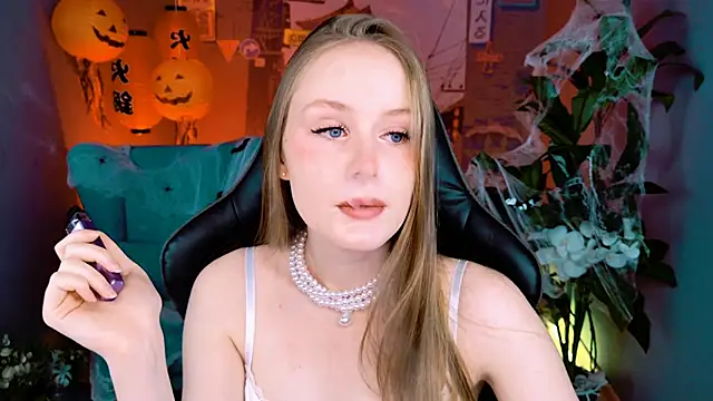 Snapshot of VivienLeeigh chatting on October 19, 9:43 am VivienLeeigh online show from October 19, 9:43 am