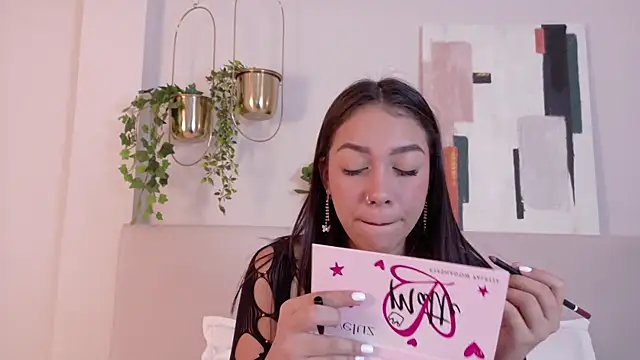 Snapshot of MiaOconner chatting on January 7, 1:03 pm MiaOconner online show from January 7, 1:03 pm