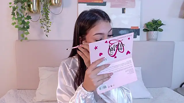 Snapshot of MiaOconner chatting on February 1, 11:43 am MiaOconner online show from February 1, 11:43 am