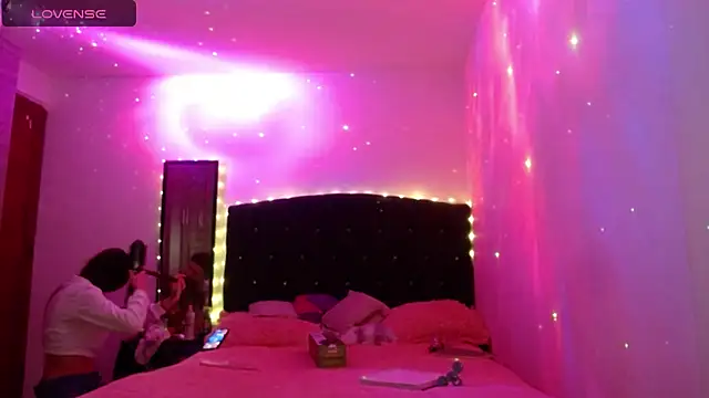 Snapshot of holy_juli chatting on October 19, 2:45 am holy juli online show from October 19, 2:45 am