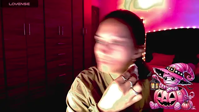 Snapshot of holy_juli chatting on October 24, 1:24 am holy juli online show from October 24, 1:24 am