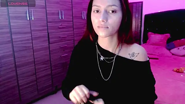 Snapshot of holy_juli chatting on November 2, 3:31 am holy juli online show from November 2, 3:31 am