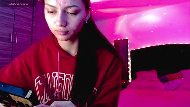 Snapshot of holy_juli chatting on November 3, 4:14 am holy juli online show from November 3, 4:14 am