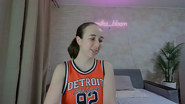 Anika bloom online show from February 13, 4:32 am
