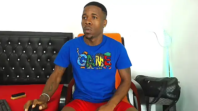 Snapshot of Damian_hart_24CM chatting on November 26, 8:37 am Damian hart 24CM online show from November 26, 8:37 am