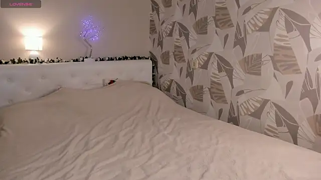 Snapshot of ViolaBloom22 chatting on January 2, 7:51 pm ViolaBloom22 online show from January 2, 7:51 pm