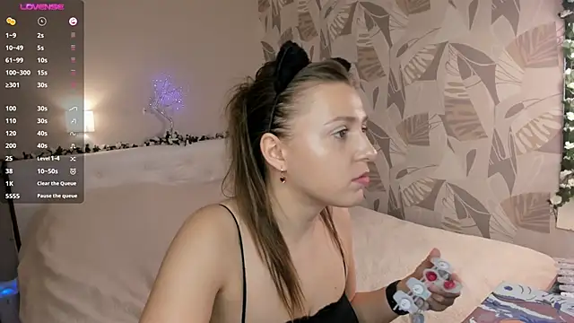 Snapshot of ViolaBloom22 chatting on January 25, 6:46 pm ViolaBloom22 online show from January 25, 6:46 pm