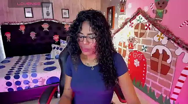 Snapshot of Edelaine_rogers chatting on December 26, 8:21 pm Edelaine rogers online show from December 26, 8:21 pm