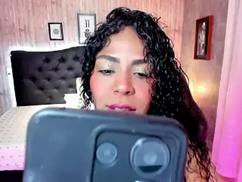 Snapshot of Edelaine_rogers chatting on March 14, 4:43 am Edelaine rogers online show from March 14, 4:43 am