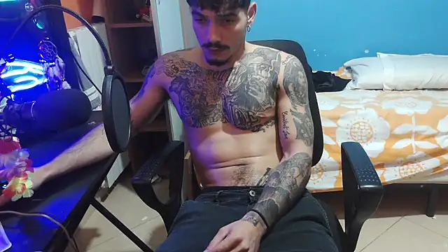 Snapshot of Badboyi1997 chatting on October 4, 12:41 am Badboyi1997 online show from October 4, 12:41 am