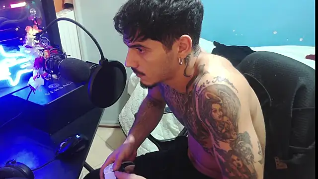 Snapshot of Badboyi1997 chatting on October 15, 12:11 am Badboyi1997 online show from October 15, 12:11 am