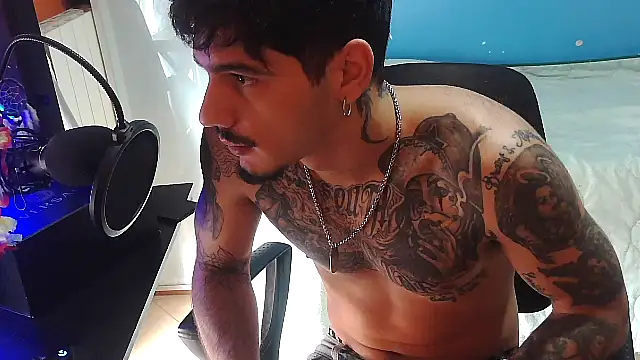 Snapshot of Badboyi1997 chatting on October 17, 2:08 pm Badboyi1997 online show from October 17, 2:08 pm