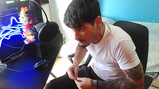 Snapshot of Badboyi1997 chatting on October 19, 3:01 pm Badboyi1997 online show from October 19, 3:01 pm