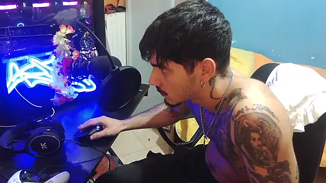 Snapshot of Badboyi1997 chatting on October 20, 4:18 pm Badboyi1997 online show from October 20, 4:18 pm