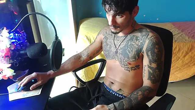 Snapshot of Badboyi1997 chatting on October 22, 11:21 am Badboyi1997 online show from October 22, 11:21 am