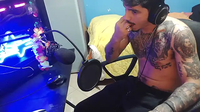 Snapshot of Badboyi1997 chatting on October 24, 2:19 am Badboyi1997 online show from October 24, 2:19 am