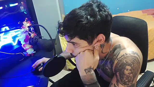 Snapshot of Badboyi1997 chatting on October 25, 1:02 am Badboyi1997 online show from October 25, 1:02 am