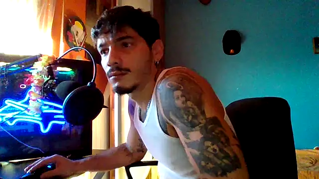 Snapshot of Badboyi1997 chatting on October 28, 3:25 pm Badboyi1997 online show from October 28, 3:25 pm