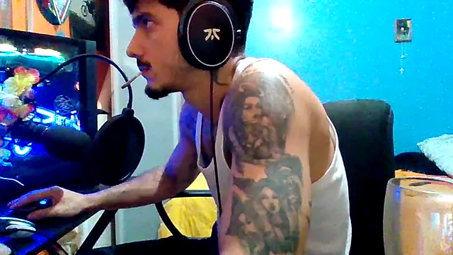 Snapshot of Badboyi1997 chatting on October 31, 1:17 am Badboyi1997 online show from October 31, 1:17 am