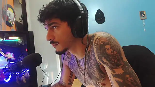 Snapshot of Badboyi1997 chatting on December 2, 10:42 am Badboyi1997 online show from December 2, 10:42 am