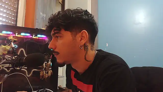 Snapshot of Badboyi1997 chatting on February 6, 9:23 am Badboyi1997 online show from February 6, 9:23 am