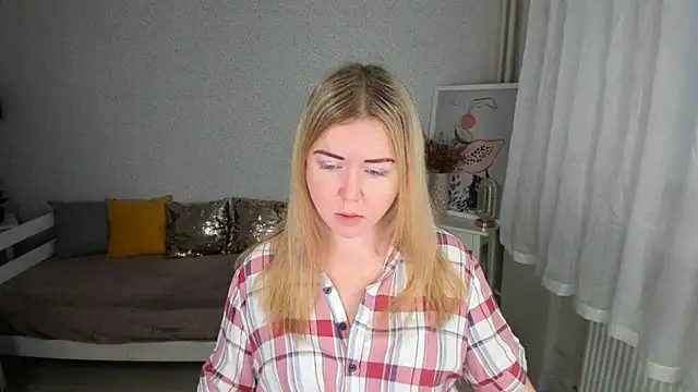 Snapshot of BettyBloom69 chatting on December 4, 4:44 am BettyBloom69 online show from December 4, 4:44 am