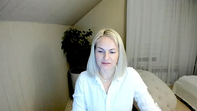 Alicee Gracee online show from December 7, 8:05 pm
