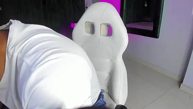 Snapshot of Lucii_fer_ chatting on October 22, 11:43 am Lucii fer  online show from October 22, 11:43 am