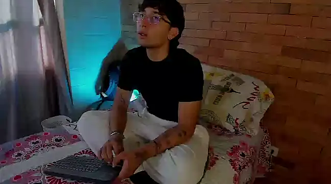 Snapshot of Dereck_Dickson chatting on December 17, 12:22 pm Dereck Dickson online show from December 17, 12:22 pm