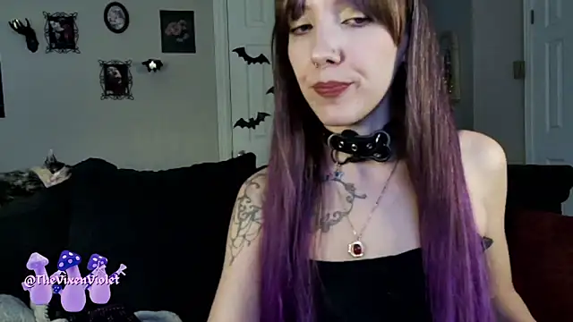 Snapshot of thevixenviolet chatting on October 11, 9:35 pm thevixenviolet online show from October 11, 9:35 pm