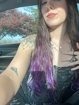 Snapshot of thevixenviolet chatting on April 8, 12:32 am thevixenviolet online show from April 8, 12:32 am