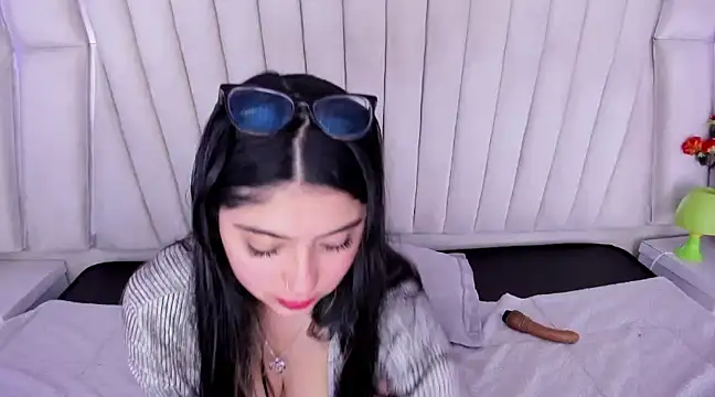 Lucy Anall  online show from December 17, 10:32 pm