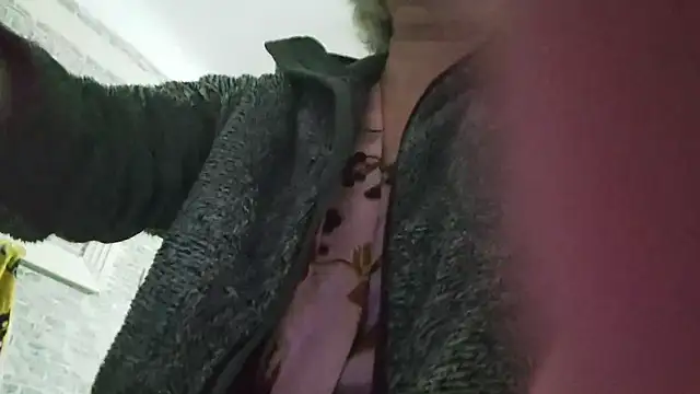 Snapshot of EdithManning chatting on January 15, 3:43 am EdithManning online show from January 15, 3:43 am