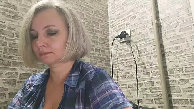 Snapshot of EdithManning chatting on January 21, 6:00 am EdithManning online show from January 21, 6:00 am